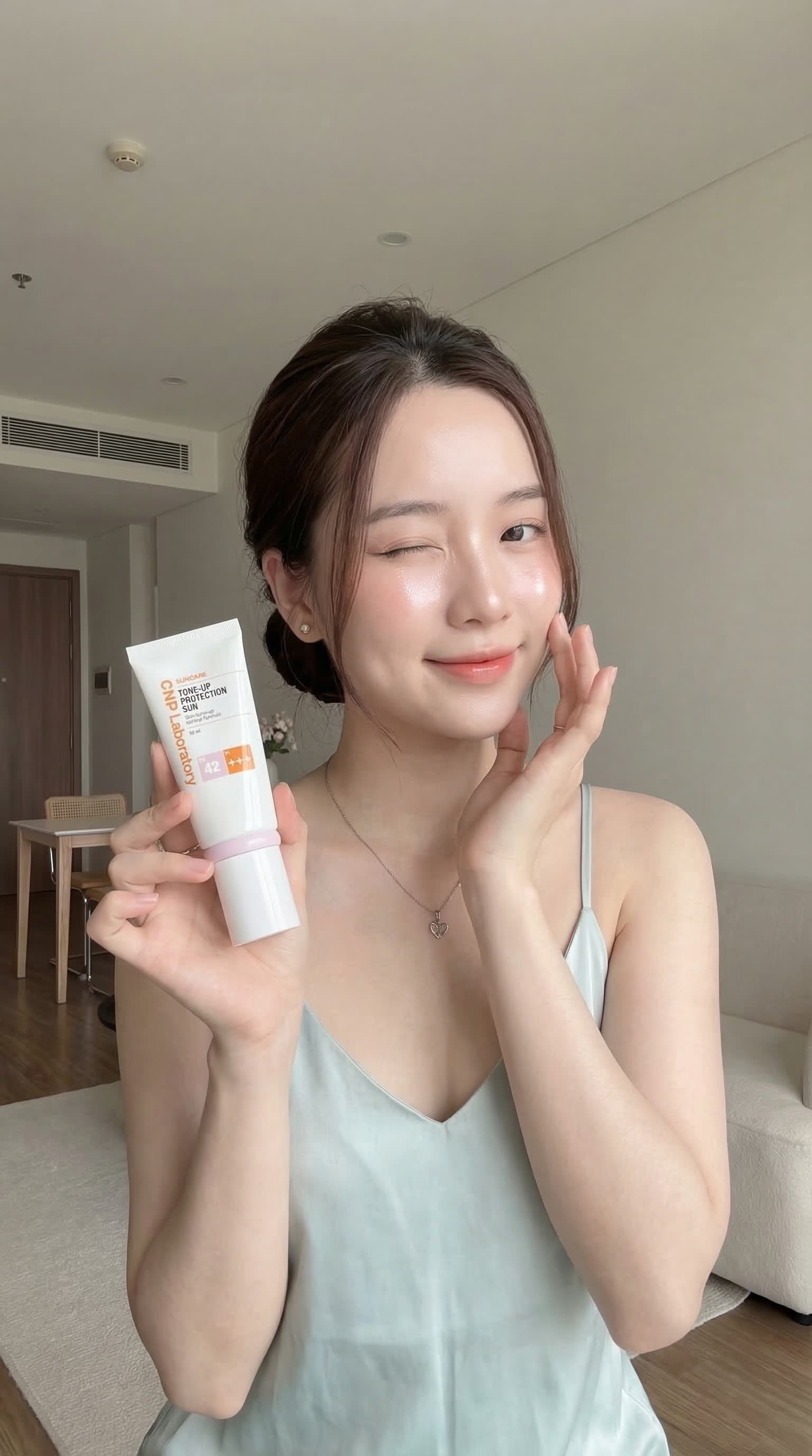 Chatbot AI Tạo Video KOC Ảo Review Mỹ Phẩm, Đồng Nhất Nhân Vật Xuyên Suốt