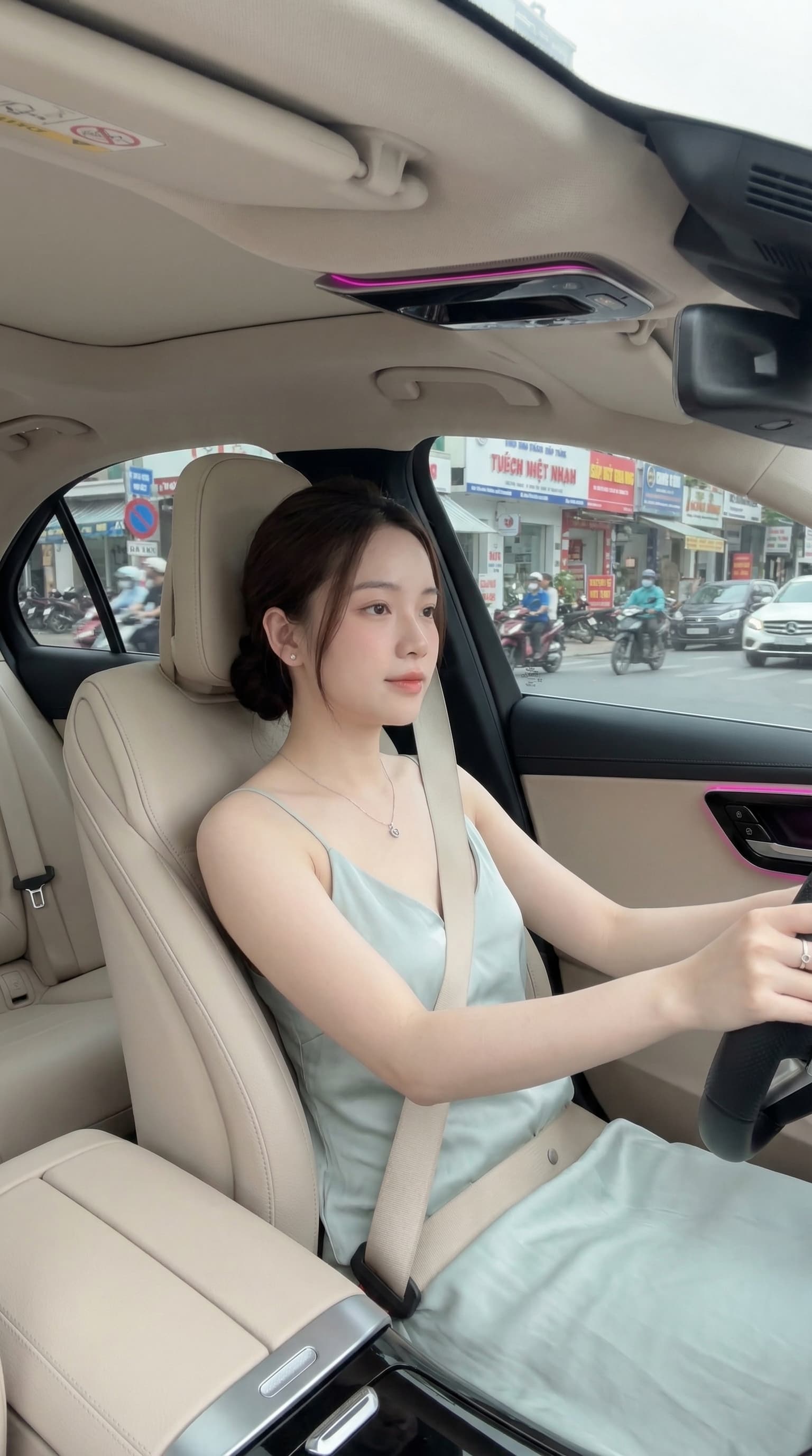 Chatbot AI Tạo Video KOC Thay Đồ Bên Xe Hơi, Xây Kênh Triệu View